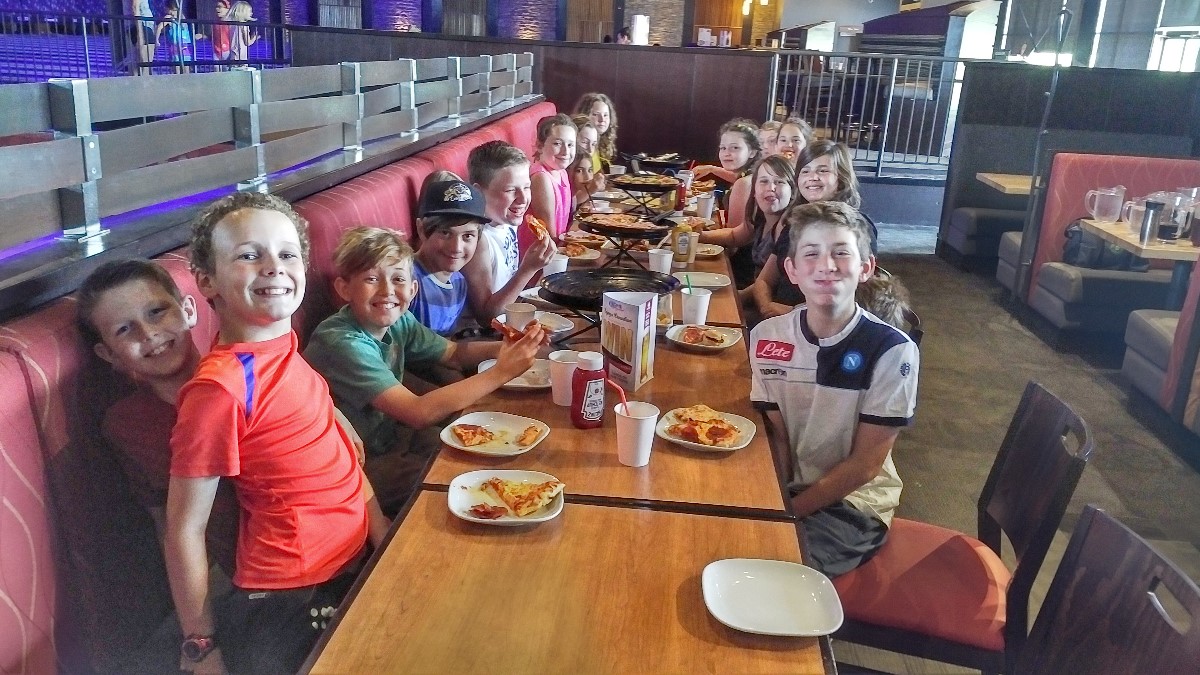 2017-U12-Bowling_Pizza-Party-02.jpg